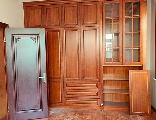 梅列中式家庭装修里定制的实木衣柜效果图